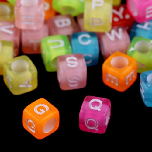 Műanyag gyöngyök betűkkel és számokkal kocka 6 mm 1zacskó